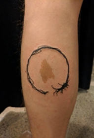 欧美小腿纹身 女生小腿上黑色的圆形纹身图片