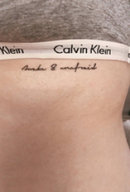 肋骨纹身文字 女生侧腰上黑色的花体英文纹身图片