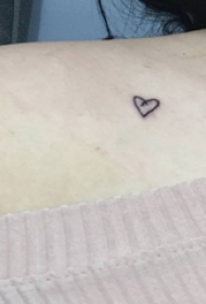 迷你小纹身  女生肩部上极简的迷你小纹身图片