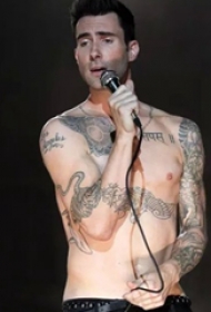 美国纹身明星  Adam Levine身上黑灰的创意纹身图片