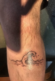 欧美小腿纹身 男生小腿上黑色的浪花纹身图片