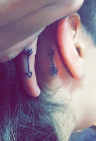箭头纹身  男生耳后极简的箭头纹身图片