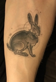 垂耳兔子纹身 男生手臂上灰色的兔子纹身图片
