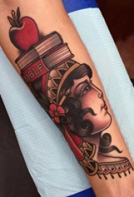 纹身小臂花纹 男生小臂上彩绘的人物肖像纹身图片