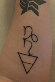 黑色极简纹身  女生手臂上黑色的极简纹身图片