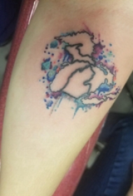 纹身世界地图  女生小腿上创意的世界地图纹身图片