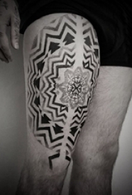 梵花纹身 男生大腿上黑色的梵花纹身图片