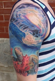 海洋纹身素材 男生大臂上彩色的海龟纹身图片