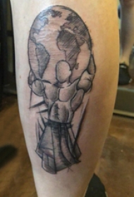 地球纹身图案  女生小腿上地球和人物纹身图片
