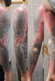 几何花臂纹身图案  男生手臂上彩绘几何花臂纹身图片