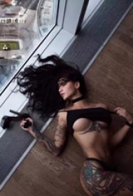 纹身美女炫酷又时尚