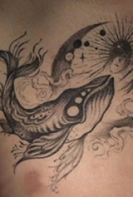 纹身鲸鱼  男生胸上鲸鱼和月亮纹身图片