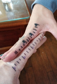 纹身设计图 数字  女生手指上极简的数字纹身图片