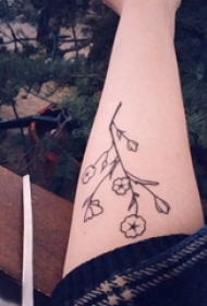 纹身图案花朵 女生手臂上极简的花朵纹身图片