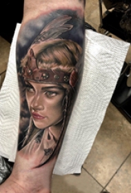 女人和羽毛纹身图案  男生小腿上女人和羽毛纹身图片