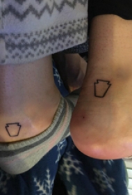 脚后跟纹身图案  女生脚后跟极简的线条纹身图片