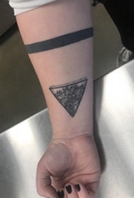 几何和花纹身图案   女生手腕上几何和花纹身图片