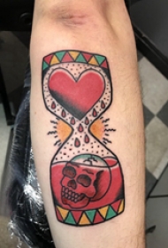 时间沙漏纹身 男生手臂上骷髅和沙漏纹身图片