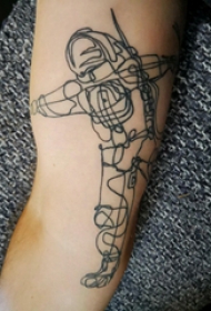 极简线条纹身 男生手臂上黑色的宇航员纹身图片