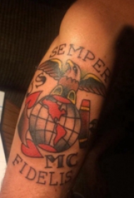 纹身老鹰抓地球  男生手臂上彩色的老鹰抓地球纹身图片