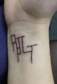 黑色极简纹身  女生手腕上黑色的极简纹身图片