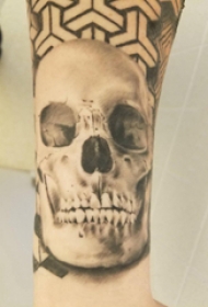 骷髅和几何纹身图案  男生手腕上骷髅和几何纹身图片