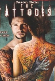 《纹身师》电影中人物后背上彩绘的线条纹身图片