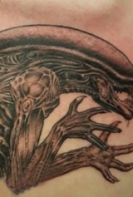 骨头纹身图片  男生胸部恐怖的骨头纹身图片