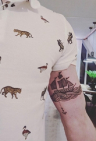 纹身小帆船  男生手臂上黑灰的小帆船纹身图片缩略频道推荐图