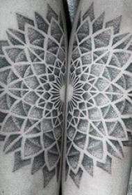 欧美拼接纹身 男生手臂上黑灰的梵花纹身图片