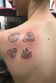 男生小图案纹身  男生后背上极简的小图案纹身图片