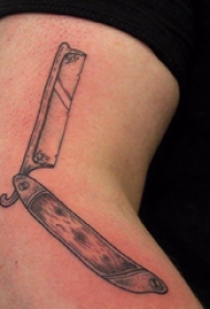 手臂纹身素材 男生手臂上黑色的折叠刀纹身图片