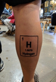 极简线条纹身  男生小腿上黑色的极简线条纹身图片