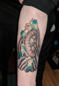 龟纹身 男生手臂上匕首和乌龟纹身图片