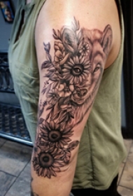 百乐动物纹身  男生手臂上动物和花朵纹身图片