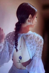 赵丽颖的纹身  明星后背上唯美的花朵纹身图片