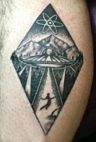 几何 纹身图案  男生小腿上黑灰色的几何纹身图片