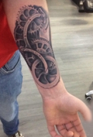齿轮纹身 男生手臂上黑色的齿轮纹身图片缩略频道推荐图