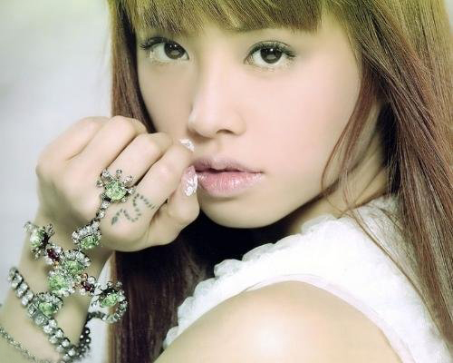 蔡依林纹身图片  明星手指上黑色的蛇纹身图片