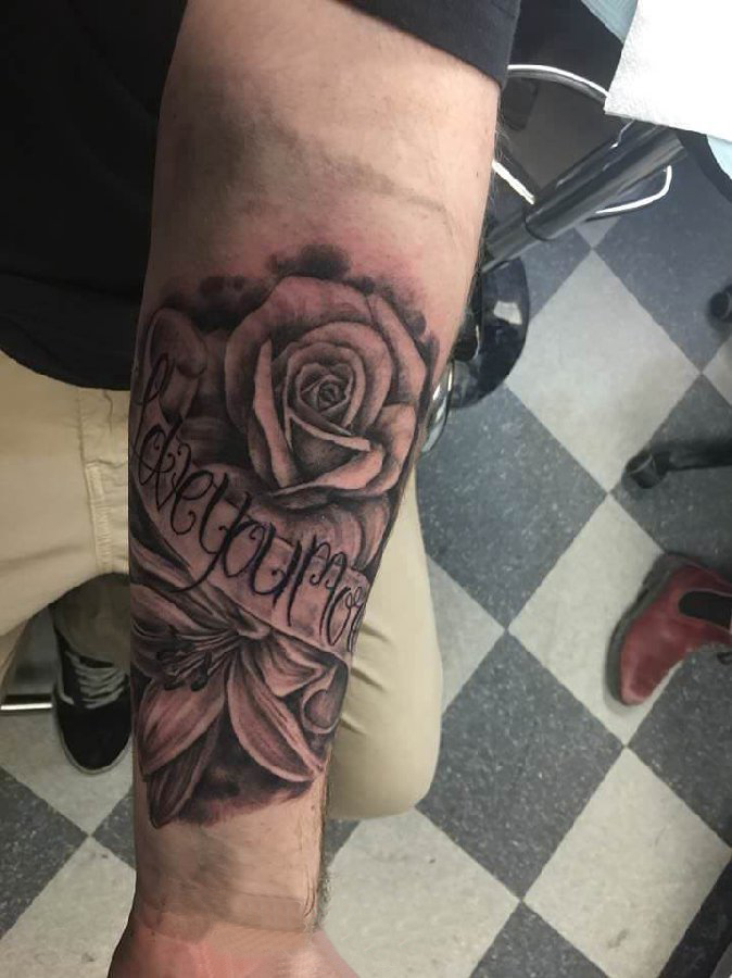 花朵 纹身图案  男生小臂上花朵和英文纹身图片