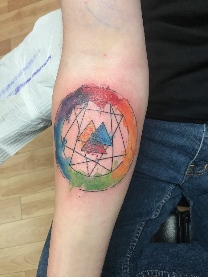 几何元素纹身 女生手臂上三角形和圆形纹身图片