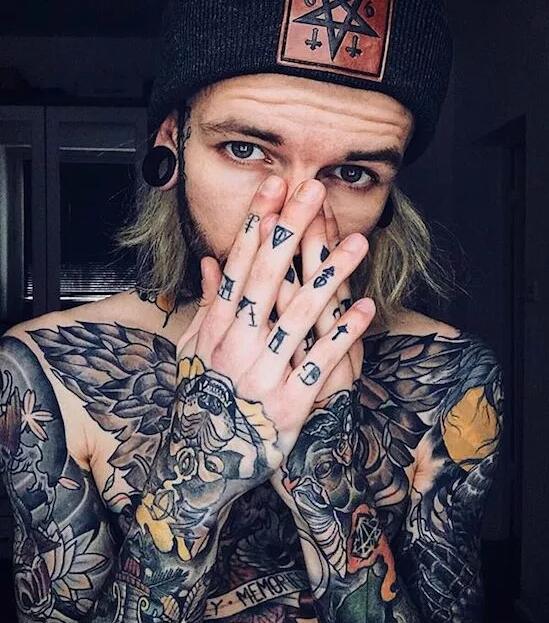 欧美时尚帅哥的纹身