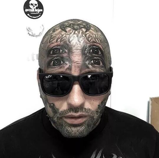 欧美帅哥霸气侧漏的刺青