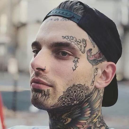 欧美帅哥霸气侧漏的刺青