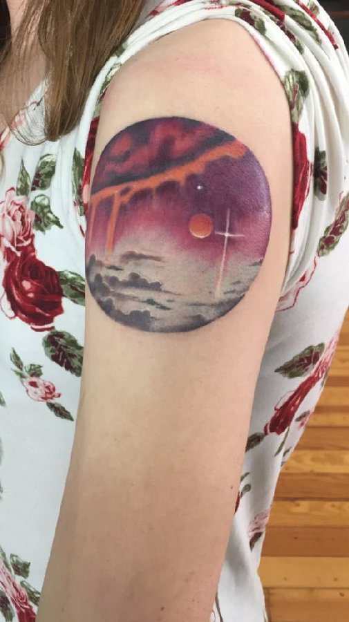 纹身星球 女生大臂上彩色的星球纹身图片
