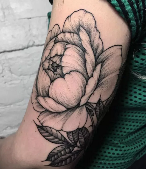 非常好看的黑灰花朵纹身图案