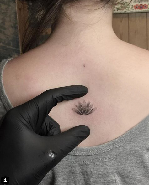 植物纹身 女生后背上黑色的莲花纹身图片