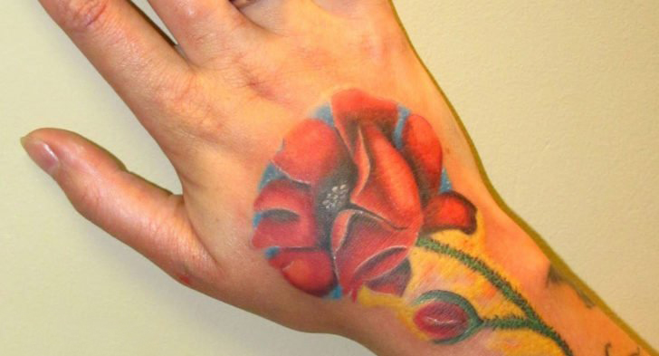 虞美人纹身图片  女生手背上彩绘的虞美人纹身图片