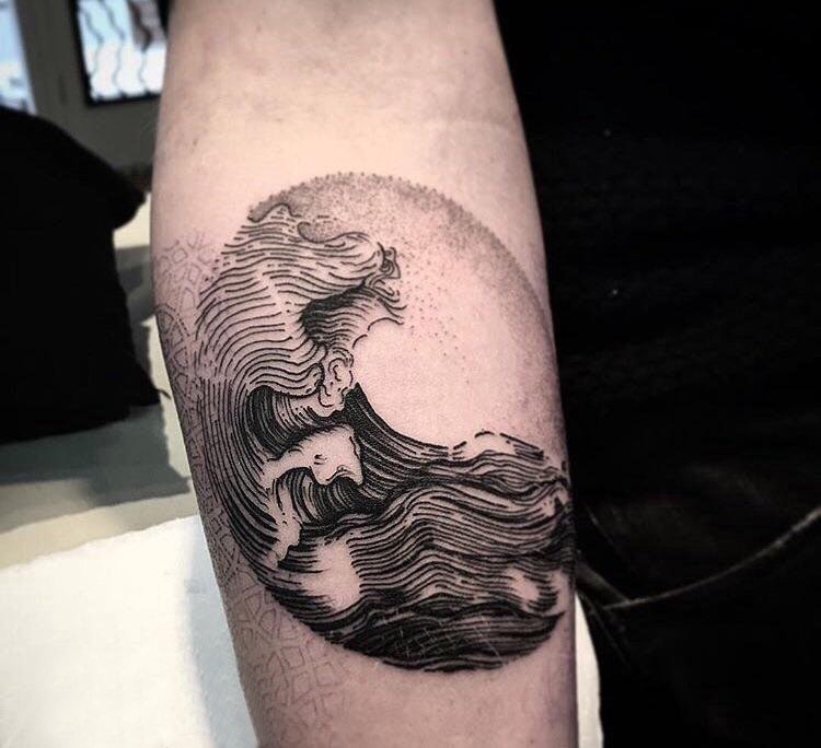 纹身黑色 男生手臂上黑色的浪花纹身图片