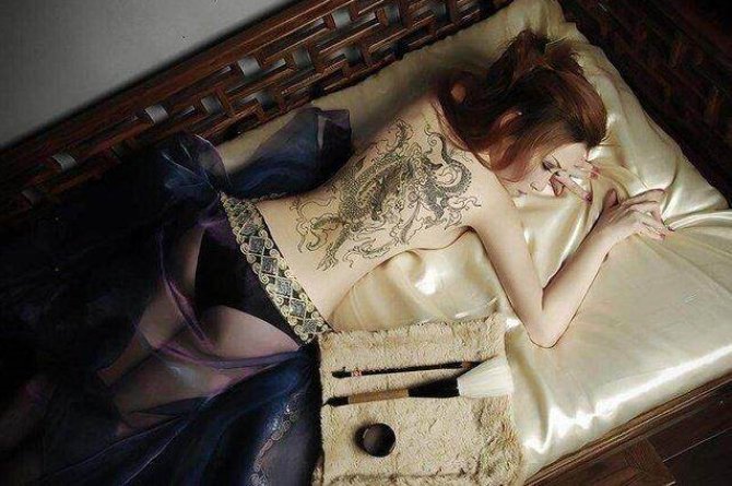 戚薇纹身图  明星满背彩绘的龙纹身图片